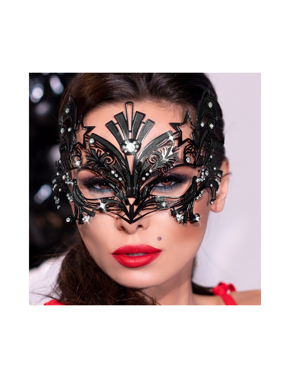 Masque noir en métal avec strass