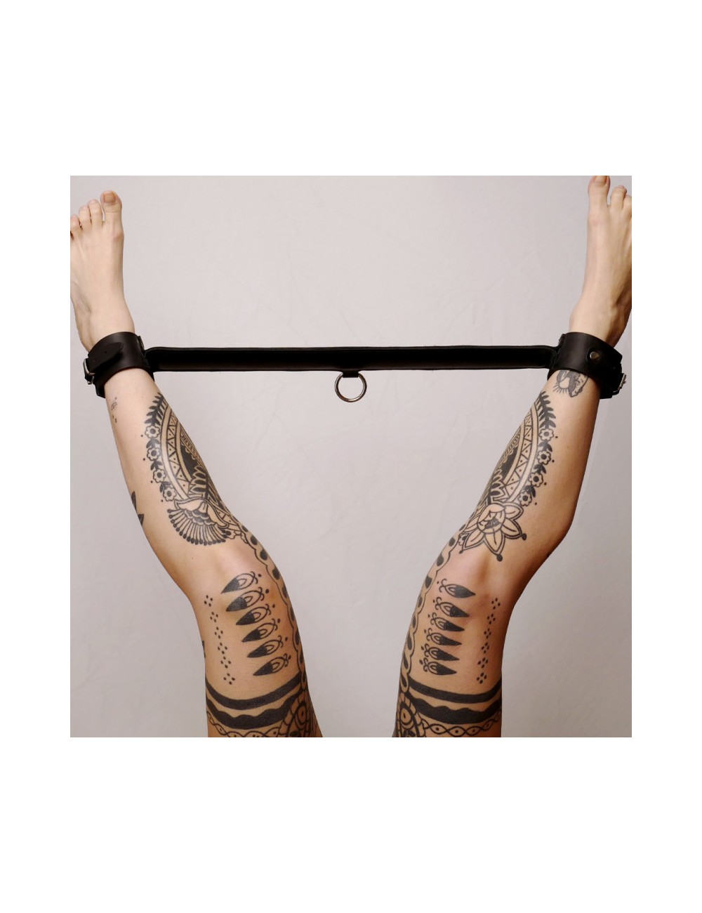Barre de contrainte cuir et anneau Noir