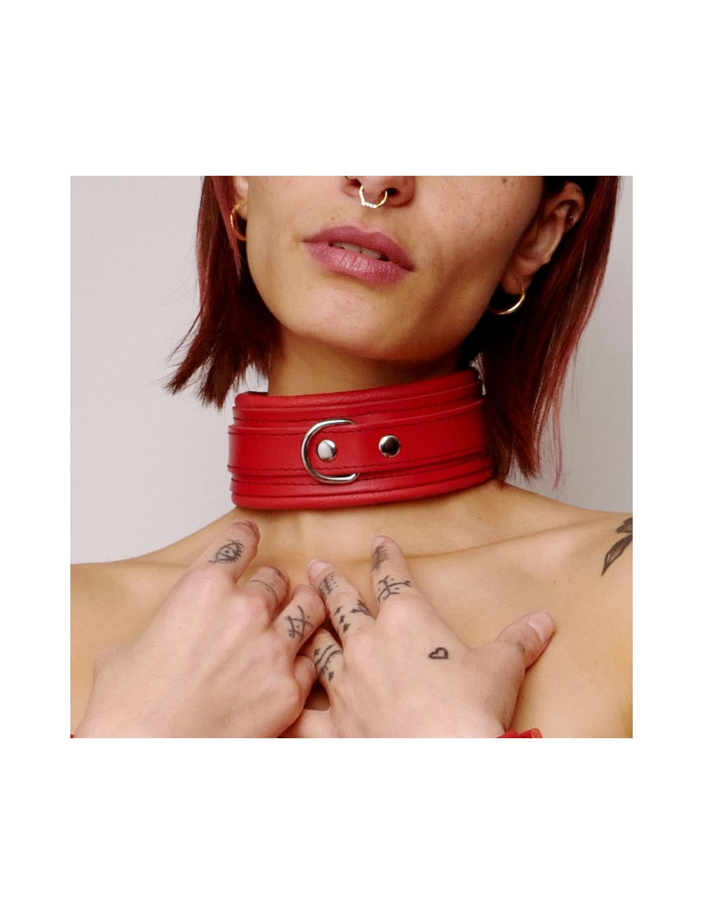 Collier en cuir molletonné rouge et attaches argentées Collier en cuir molletonné rouge et attaches argentées