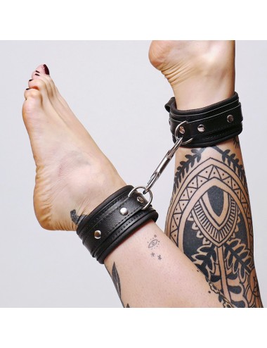 Chevillères en cuir molletonné et attaches argentées