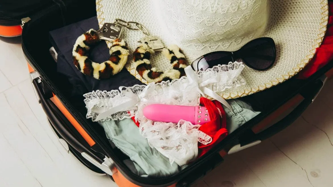 Le Guide Ultime des Sextoys de Voyage : Compacts, Discrets et Parfaits pour vos Escapades Estivales
