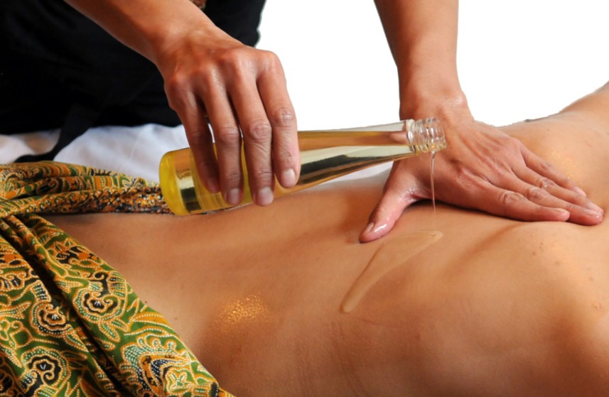 Huiles essentielles : comment préparer une huile de massage aphrodisiaque ?
